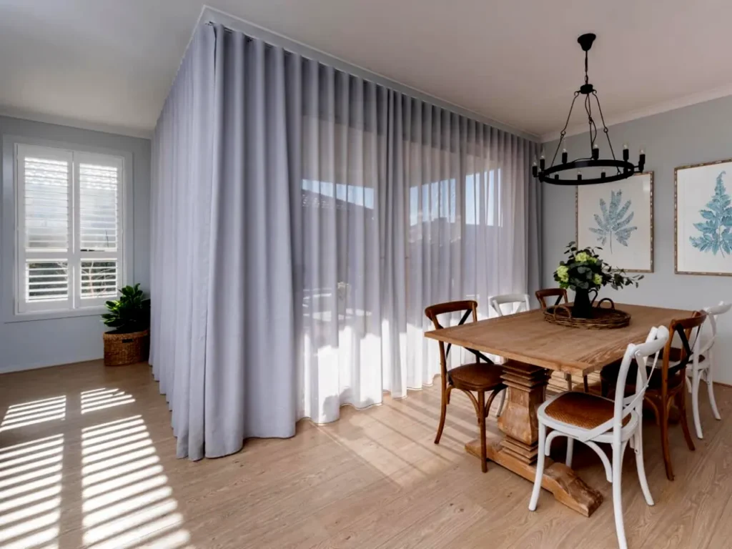 Cortinas ou persianas